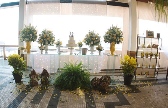 mesa de bolo para casamento rústico chic ao ar livre