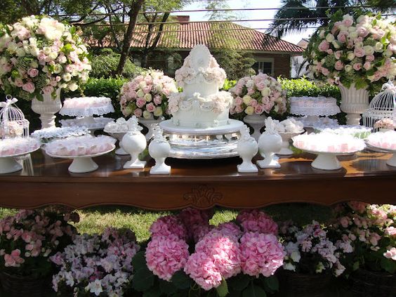 ideias de decoração mesa de bolo casamento simples e elegante