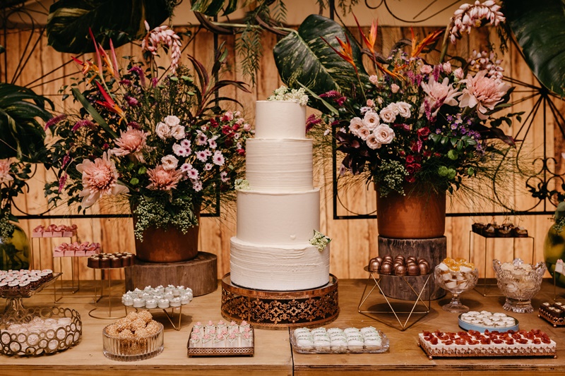custo médio de uma mesa de bolo de casamento completa