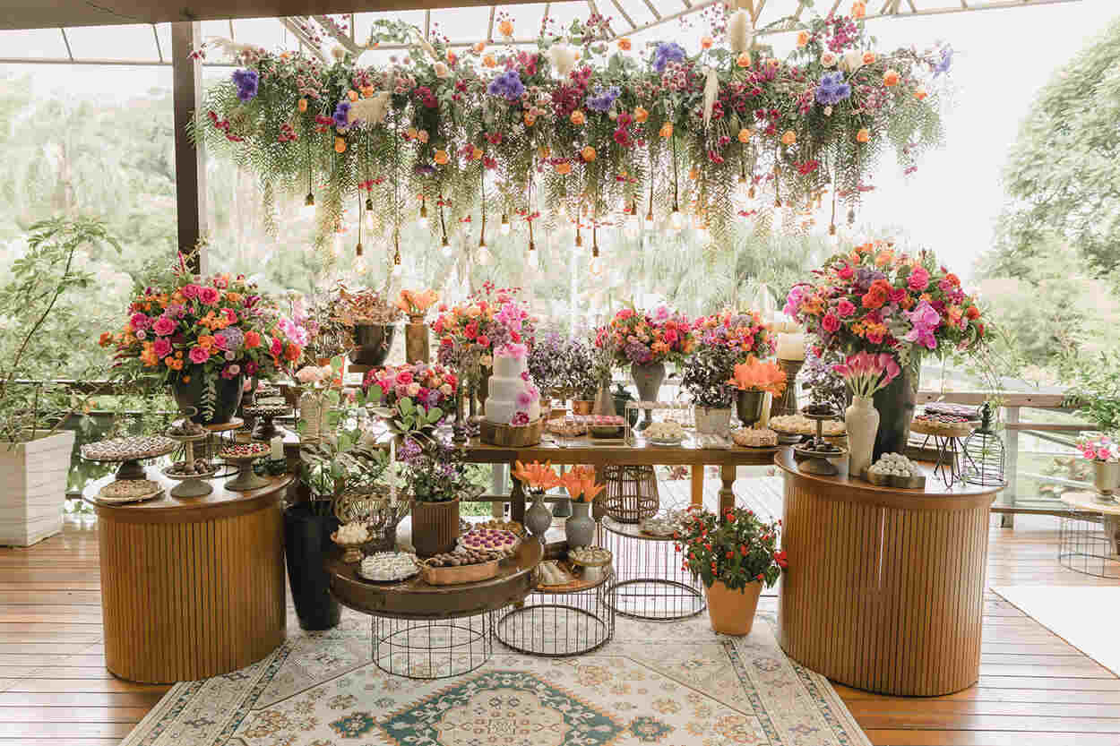 mesa de bolo para casamento rústico chic ao ar livre