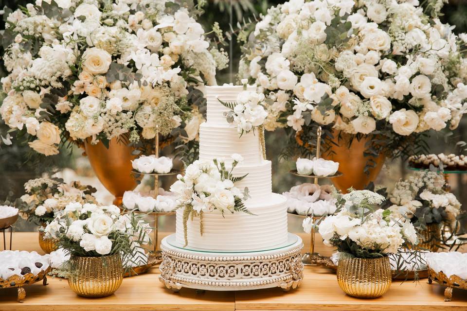 ideias de decoração mesa de bolo casamento simples e elegante