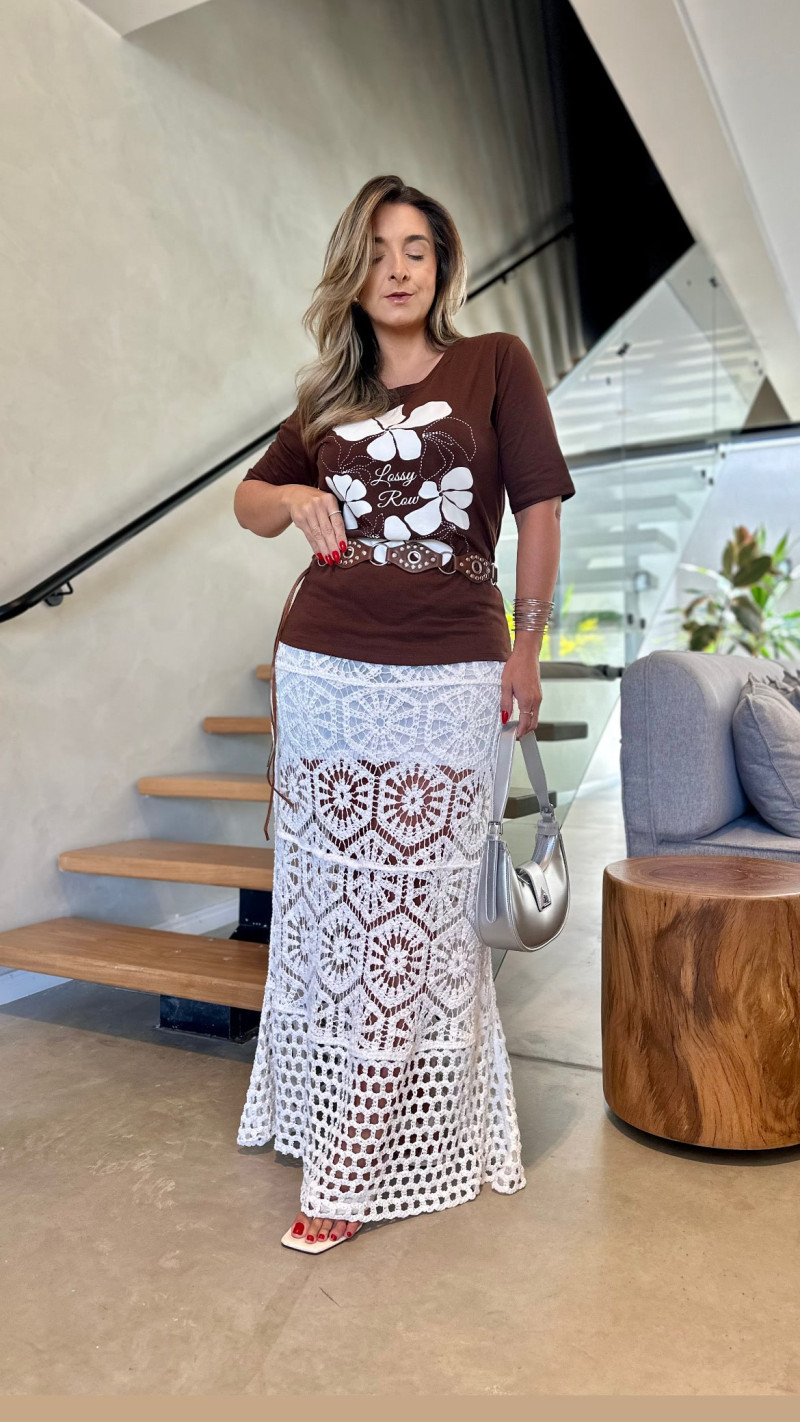 Saia curta de crochet com pontos fechados