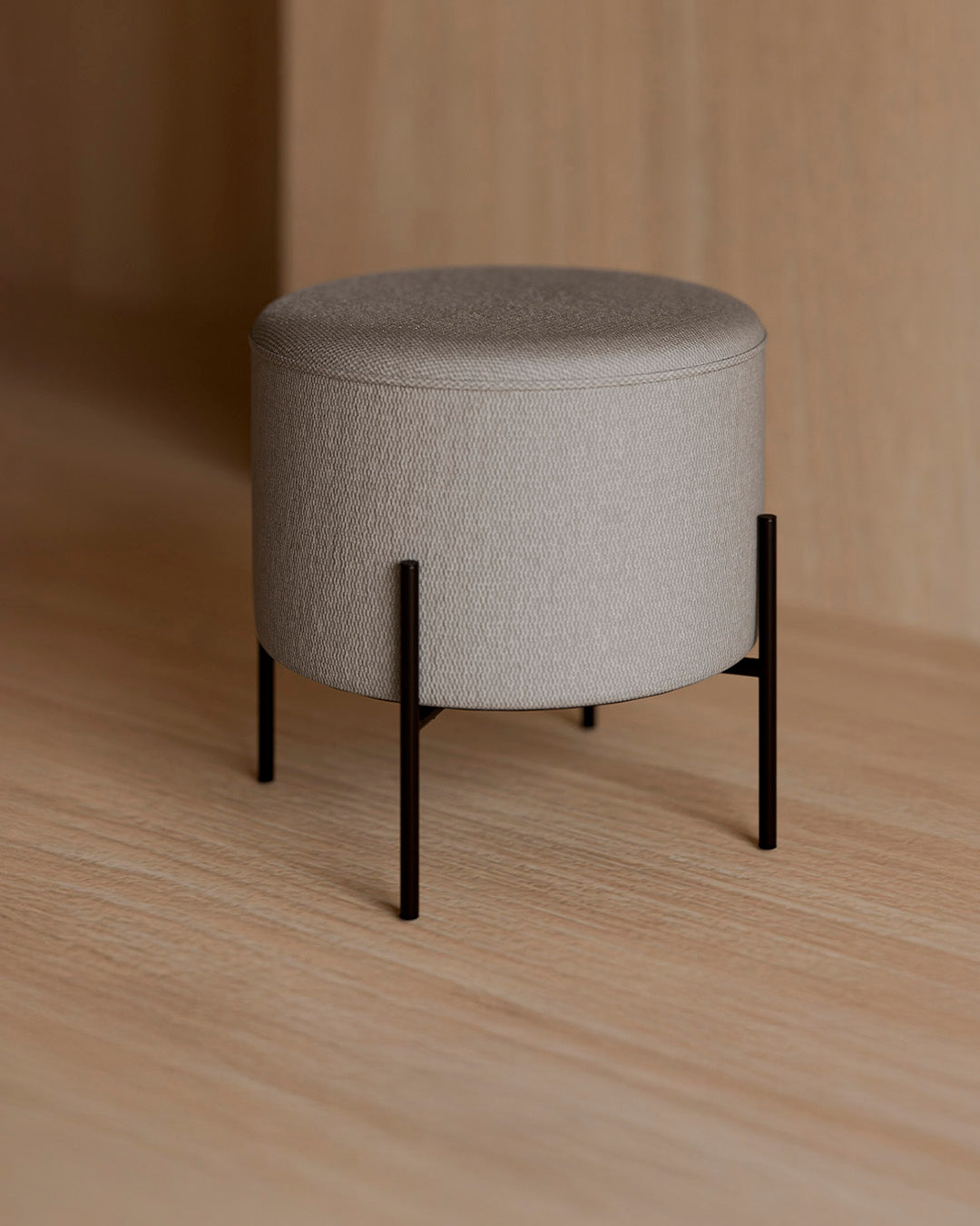 Puffs com encosto e pufe cama: versatilidade para espaços pequenos