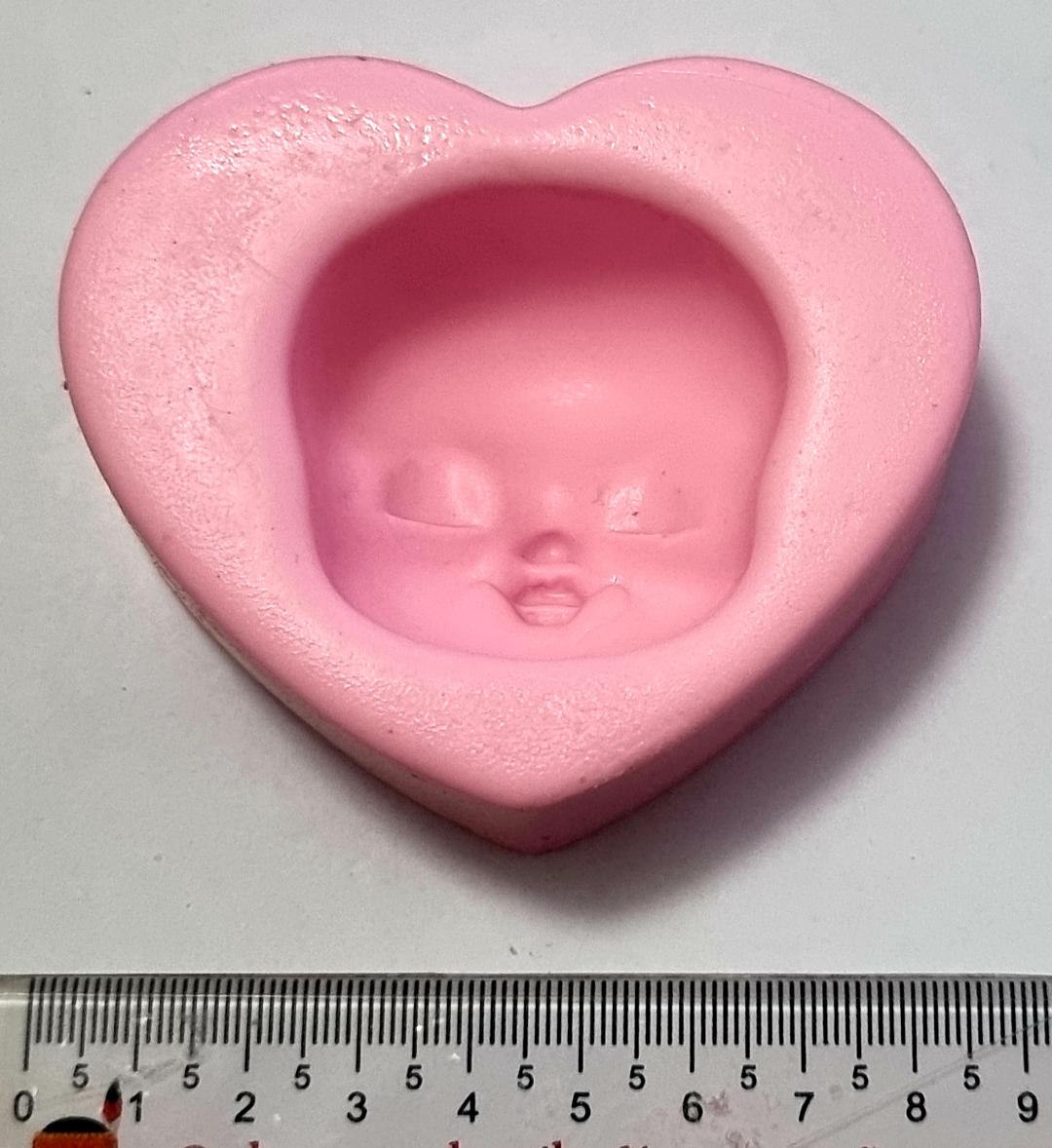 Técnicas de Pintura e Bordado de Rostinhos em Bonecas de Pano