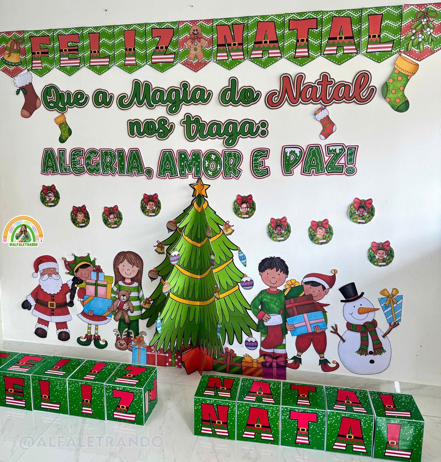 árvore de natal feita com fotos dos alunos