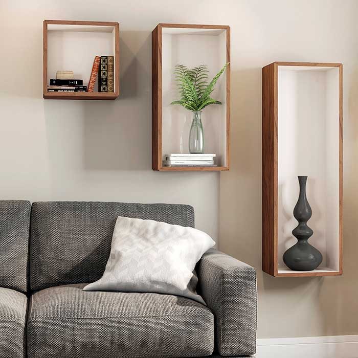 Nichos vs. Prateleiras: Qual a Melhor Opção para Otimizar o Espaço da Sua Sala?