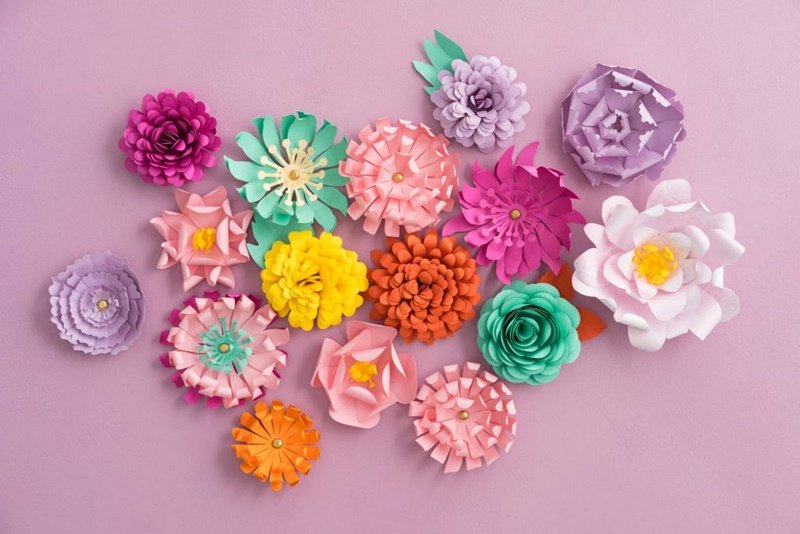 ornamentação com flores de papel