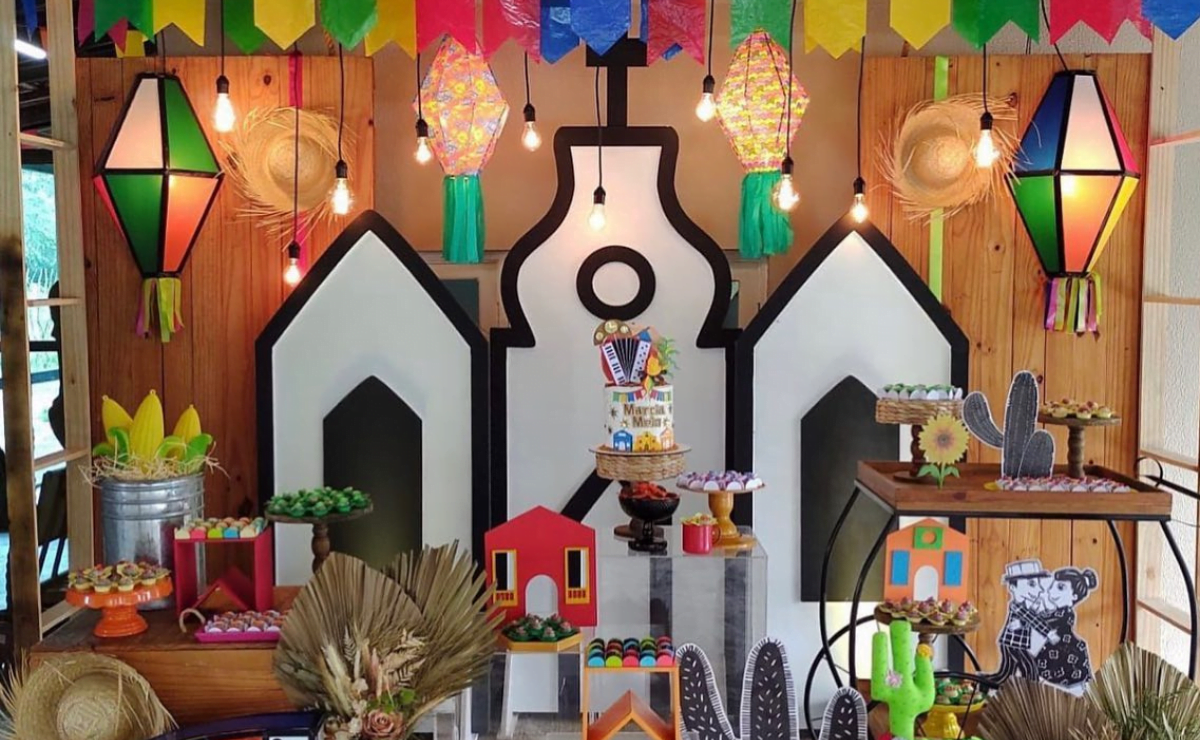 Materiais Essenciais para um Painel de Festa Junina Escolar Econômico