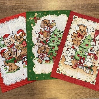 5 ideias de títulos: 1. Patchcolagem Natalina: Transforme seus Panos de Prato! 2. Guia Completo: Como Fazer Panos de Prato de Natal com Patch Aplique. 3. Ideias Criativas: Panos de Prato Temáticos para o Natal. 4. Patchcolagem para Iniciantes: Panos de Prato Festivos. 5. Decore sua Cozinha: Panos de Prato de Natal com Colagem.
