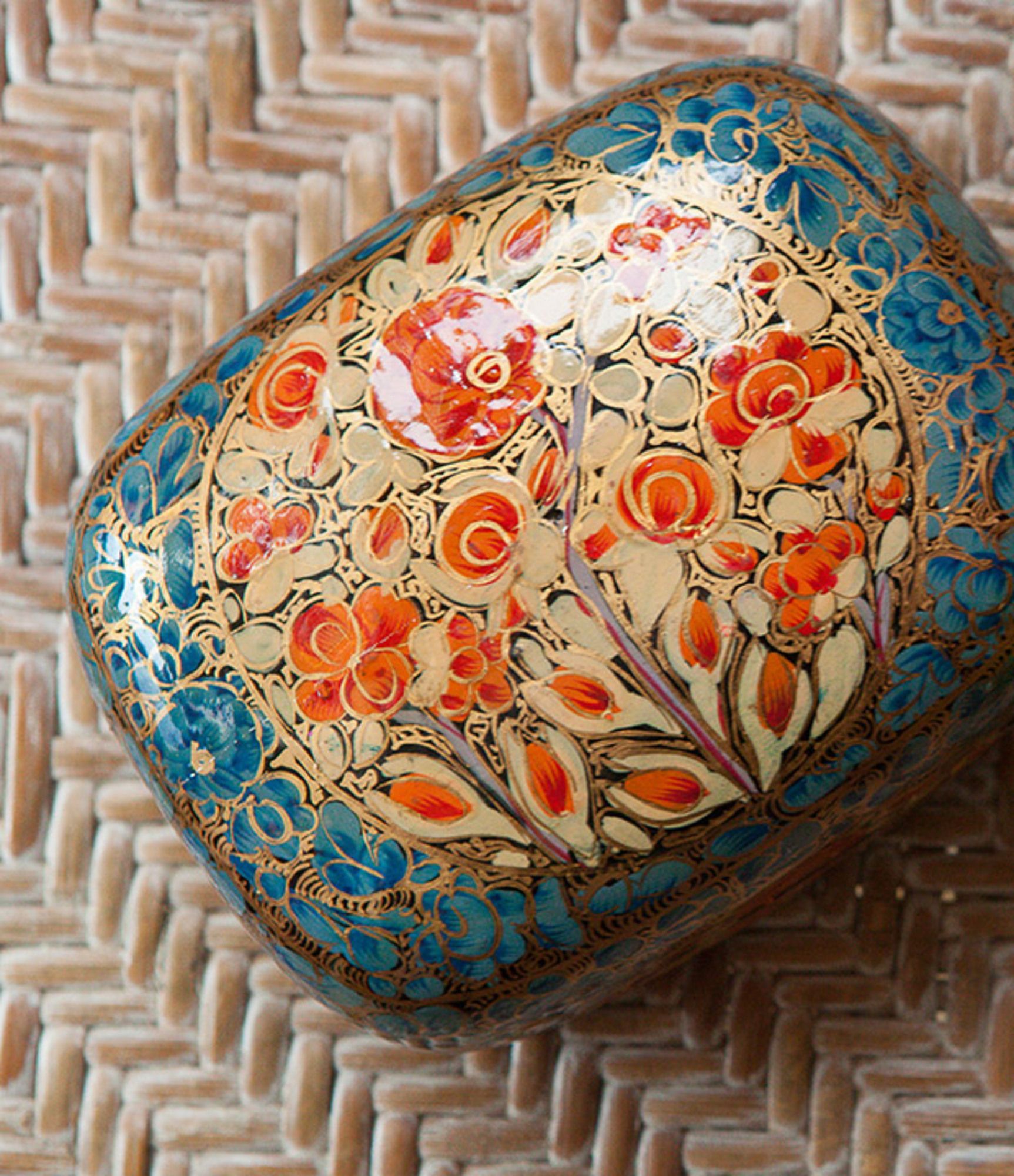 Conservação de artesanato em papel machê