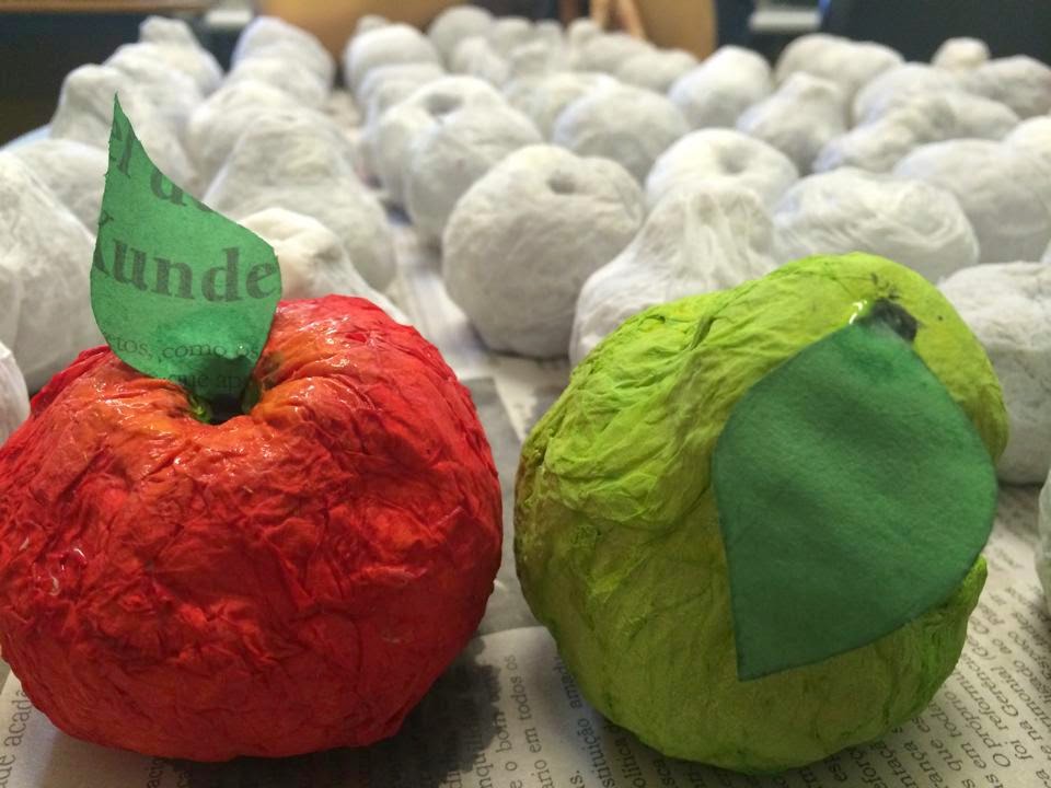 Acabamento e pintura em papel machê