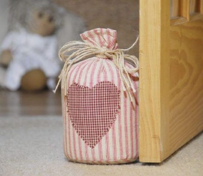 5 ideias de títulos:
1. Peso de Porta de Flor de Fuxico: Guia Completo para Iniciantes
2. Como Fazer um Peso de Porta de Fuxico Charmoso em Casa
3. Materiais Essenciais e Passo a Passo Detalhado do Peso de Porta de Fuxico
4. Dicas de Cores e Variações Criativas para seu Peso de Porta de Fuxico
5. Peso de Porta de Fuxico: Um Artesanato Funcional e Decorativo