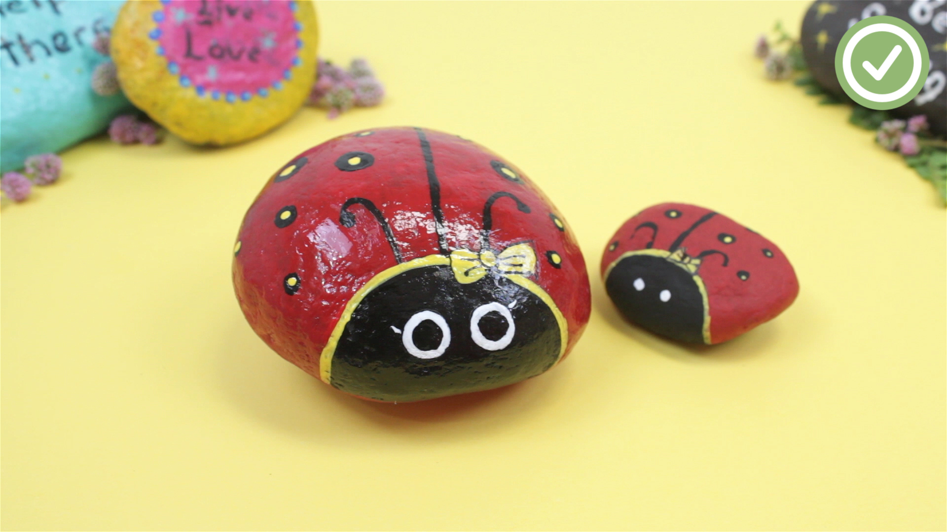 pedras pintadas com caneta posca