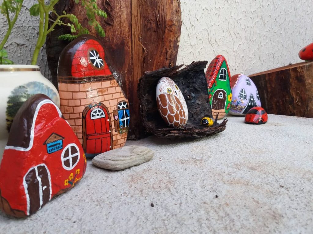 pintura de animais em pedras