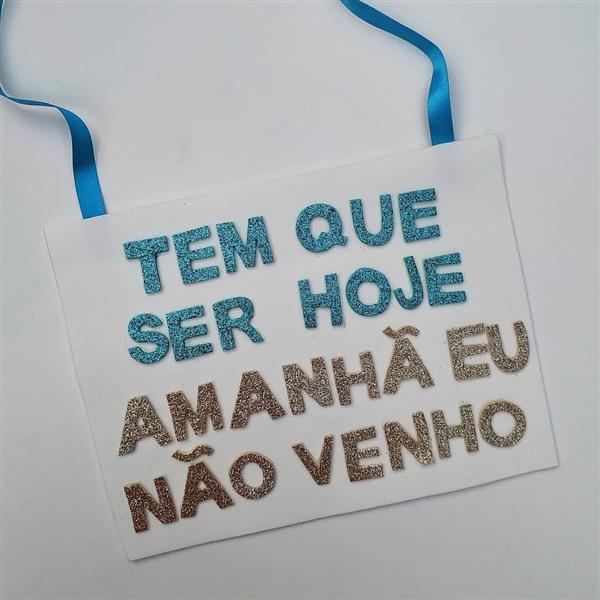 Materiais para fazer plaquinhas de carnaval (EVA, cartolina)