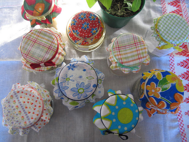 potes de vidro decorados com tecido