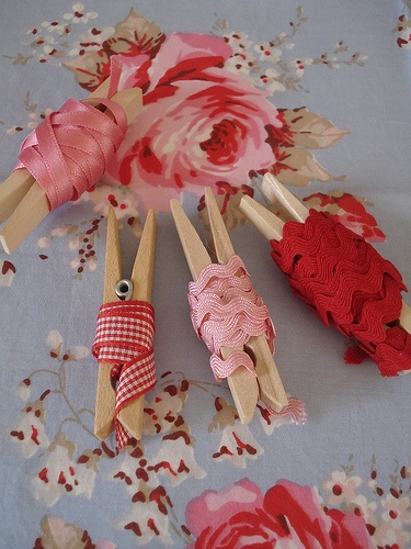 5 ideias de títulos:
1. Pregadores de Tecido: Guia Completo de DIY e Decoração
2. Transforme Pregadores Comuns em Peças de Arte: Tutoriais e Inspirações
3. Decoração Criativa com Pregadores: Ideias para Festas e Casa
4. Como Fazer Pregadores Decorados com Tecido: Passo a Passo Detalhado
5. Onde Comprar Pregadores Decorados e Materiais para Artesanato