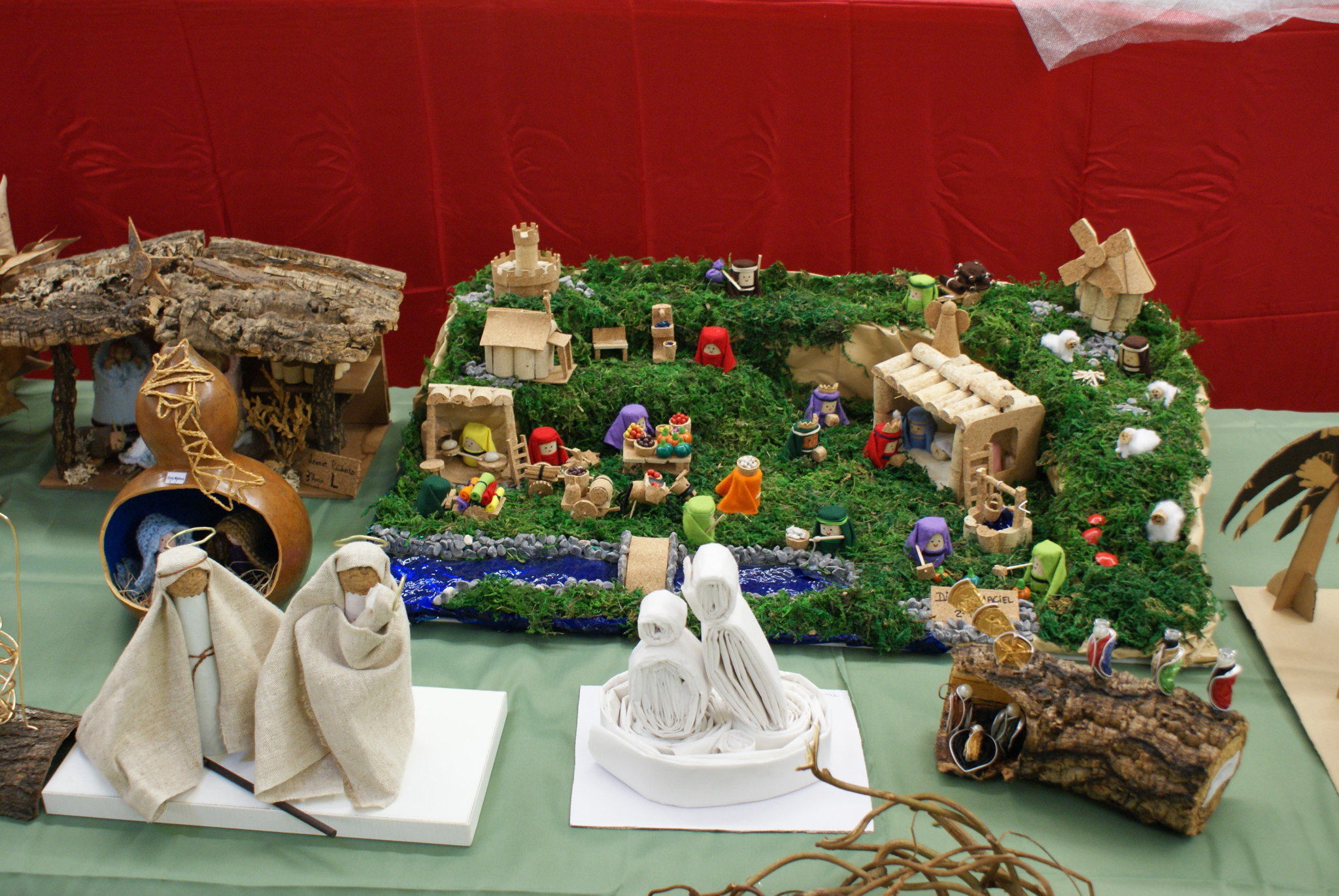 Presépios em Miniatura: Ideias Criativas com Rolhas e Palitos de Sorvete