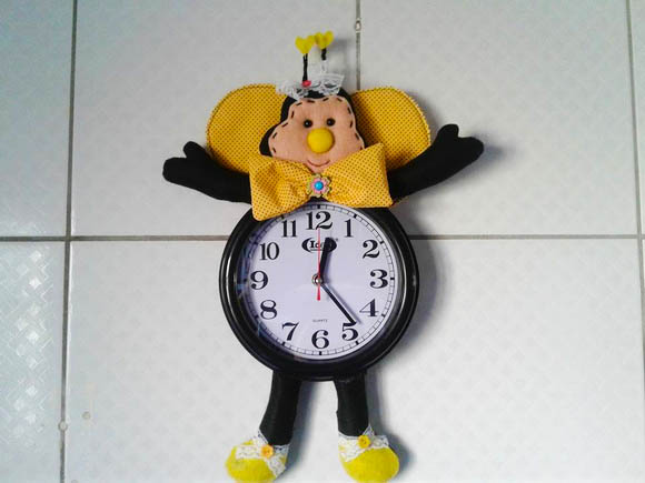 ideias de relógio de feltro para quarto de bebê