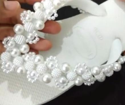 Técnicas de Fixação de Tramas de Pérolas em Chinelos