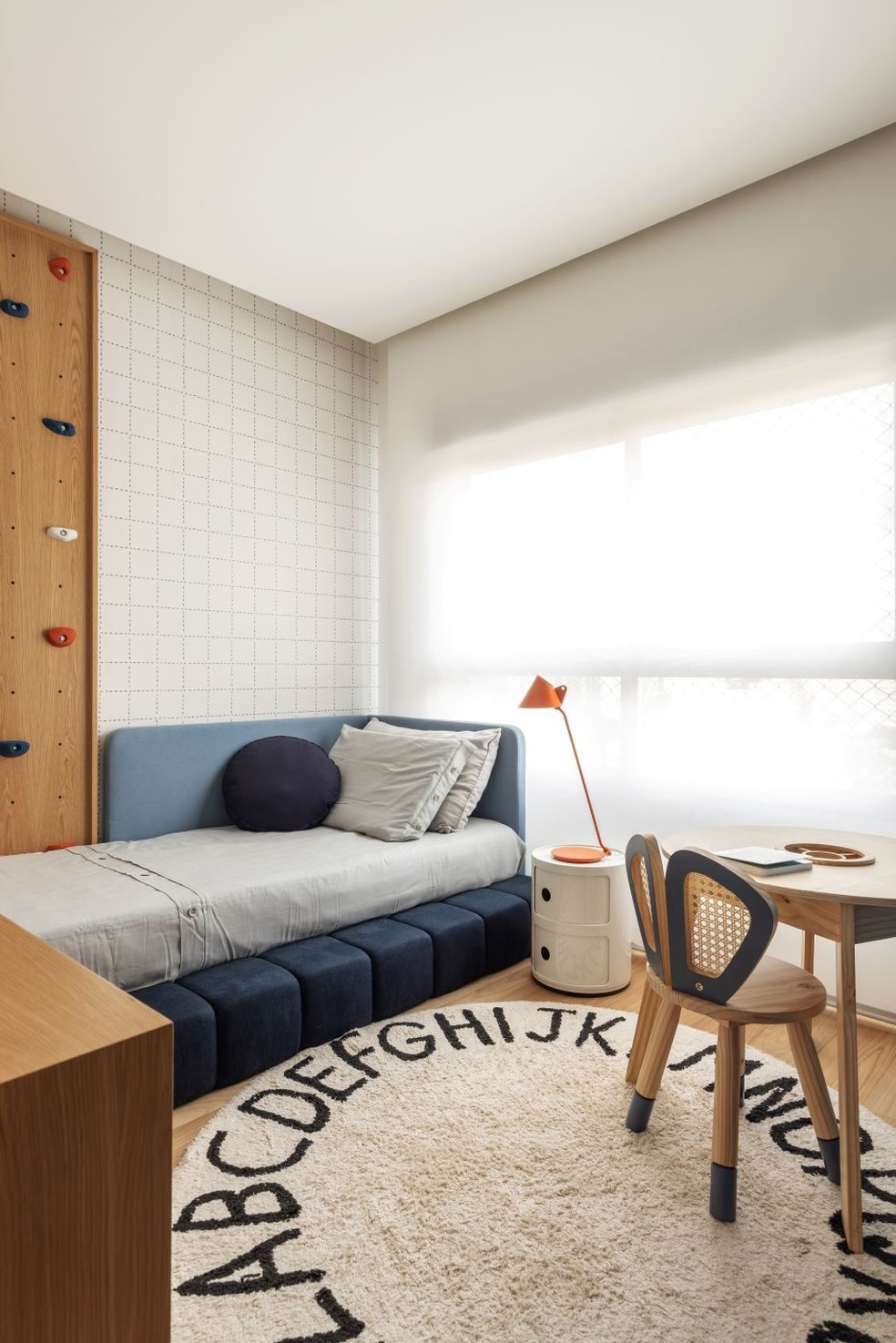 ideias de decoração com tapete azul redondo