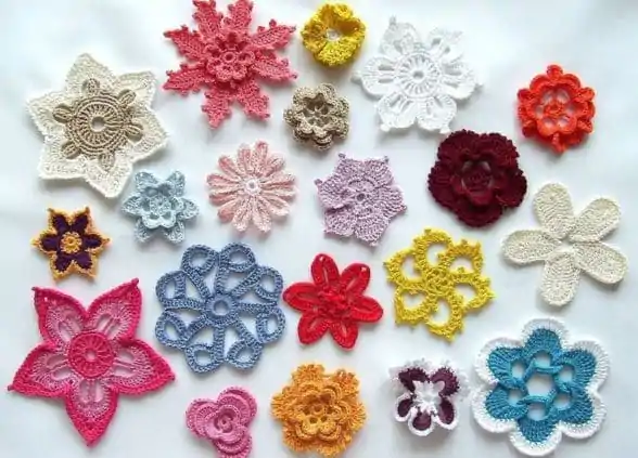 tapete de croche com flores de banheiro
