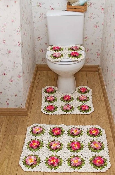 tapete de croche com flores de banheiro