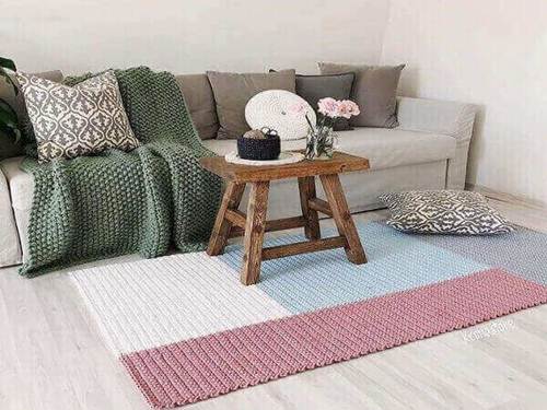 inspiração tapete de crochê duas cores para sala pequena