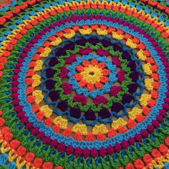 5 ideias de títulos: 1. Tapete de Crochê Circular: Guia Completo para Iniciantes. 2. 10 Modelos Incríveis de Tapetes de Crochê com Círculos. 3. Como Fazer um Tapete de Crochê Perfeito: Dicas Essenciais. 4. Tapetes de Crochê Coloridos: Aproveite suas Sobras de Fio. 5. Decoração com Crochê: Crie seu Tapete de Círculos Únicos.