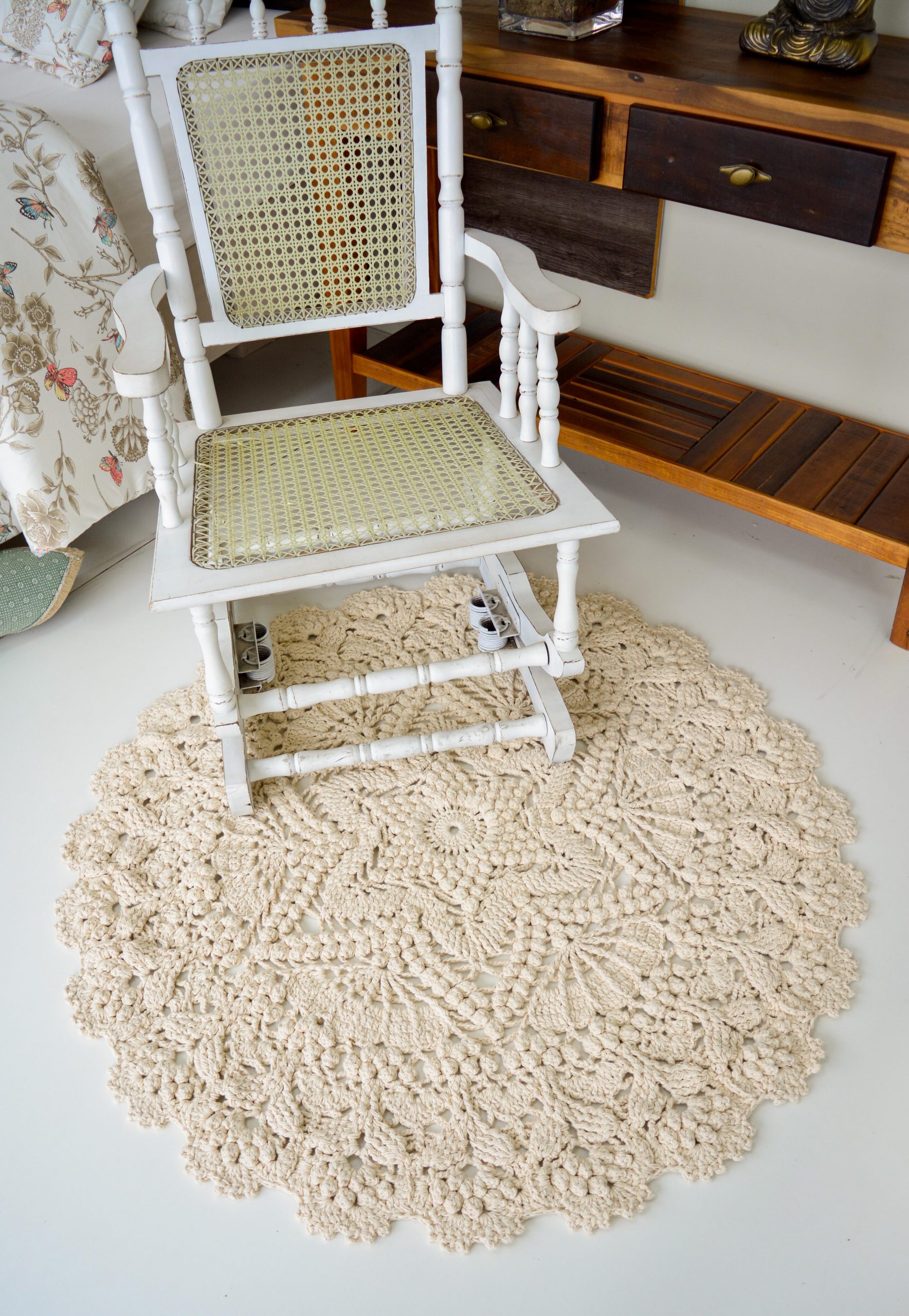 5 ideias de títulos: 1. Tapete de Crochê Circular: Guia Completo para Iniciantes. 2. 10 Modelos Incríveis de Tapetes de Crochê com Círculos. 3. Como Fazer um Tapete de Crochê Perfeito: Dicas Essenciais. 4. Tapetes de Crochê Coloridos: Aproveite suas Sobras de Fio. 5. Decoração com Crochê: Crie seu Tapete de Círculos Únicos.