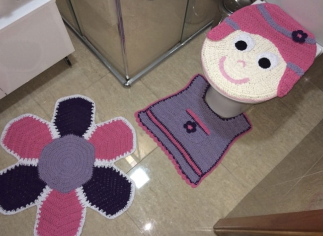 tapete barbante crochê minnie para banheiro infantil