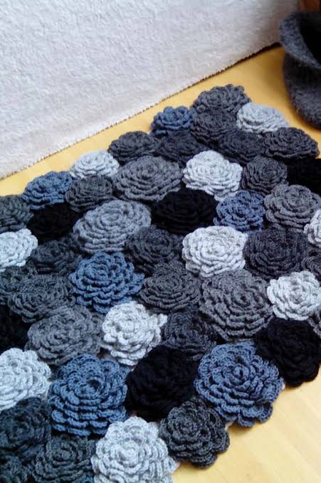 tapete de croche azul marinho para banheiro
