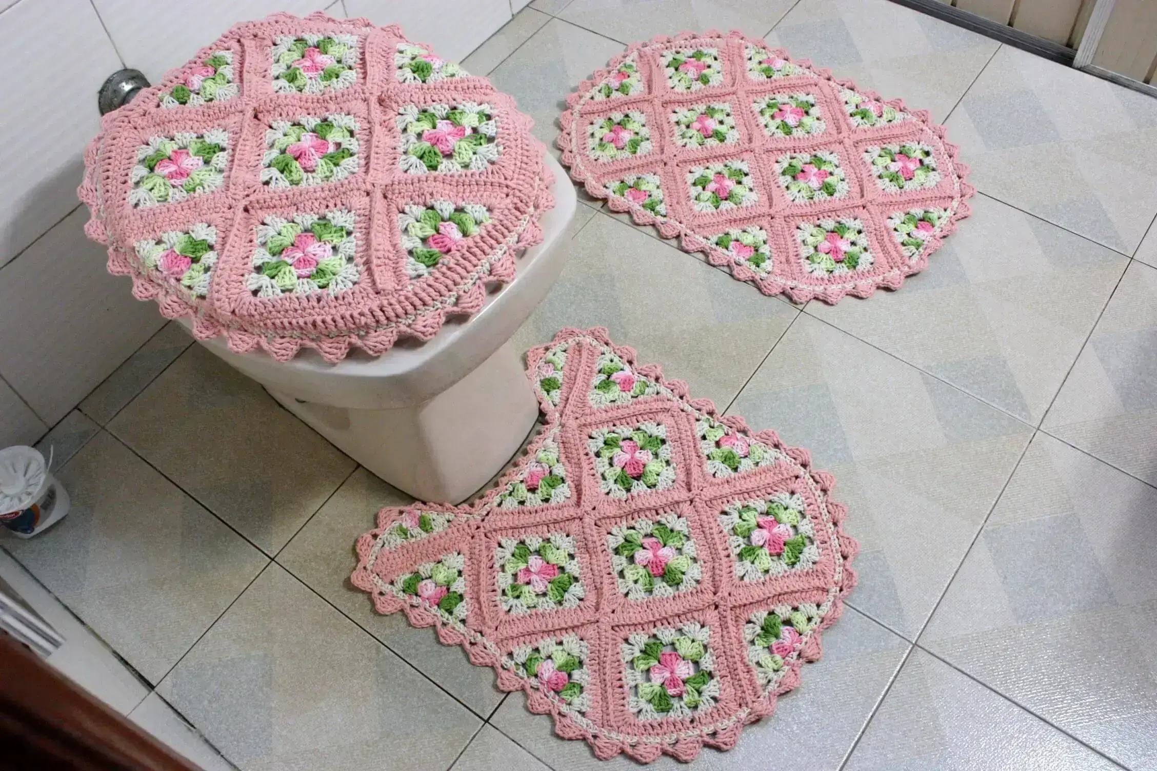 modelos de tapetes de croche para banheiro inspiração