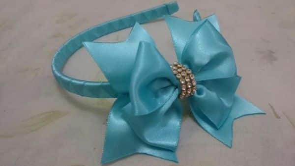 tiaras decoradas com fitas de cetim