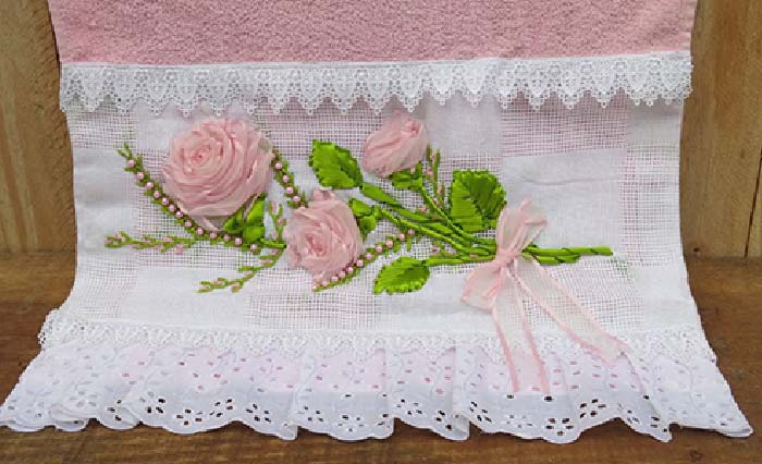 Inspirações de Decoração com Toalhas de Mesa Bordadas em Fita para Cada Ocasião