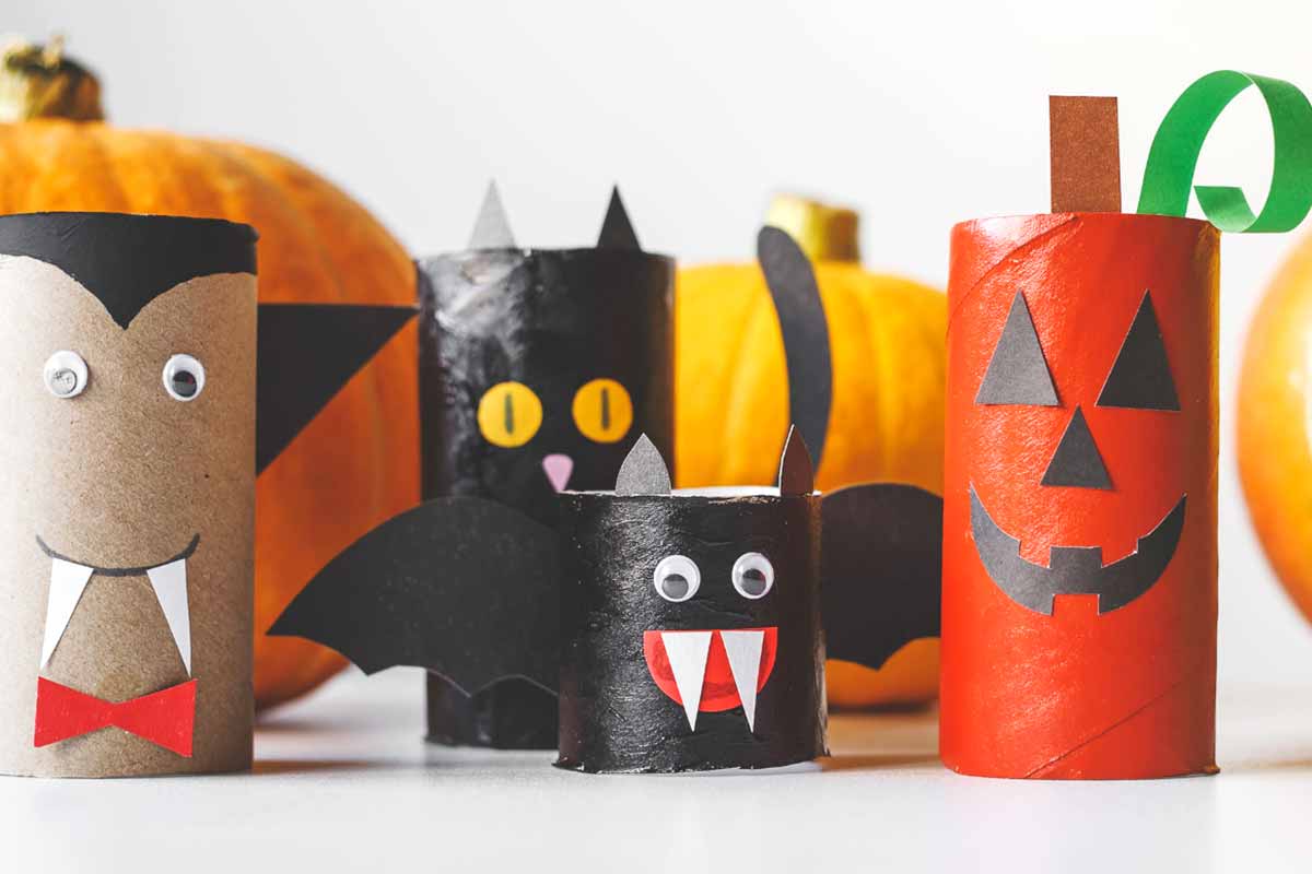 personagens de halloween com rolos de papel higiênico