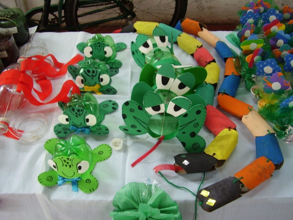 como fazer brinquedo com garrafa pet