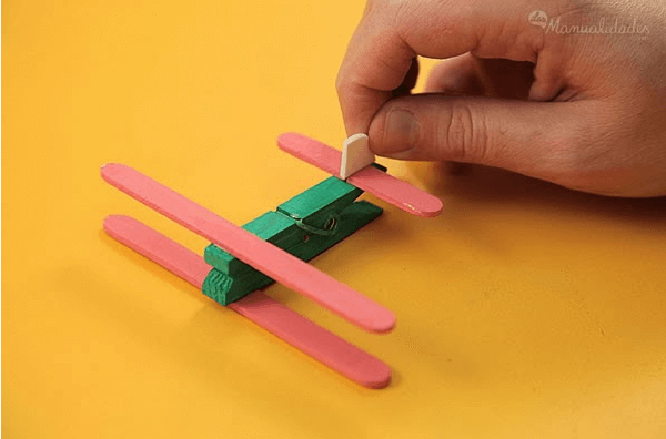 oficina de brinquedos com lixo