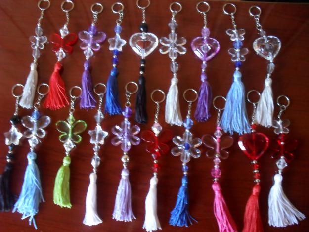 chaveiros de miçangas coloridos