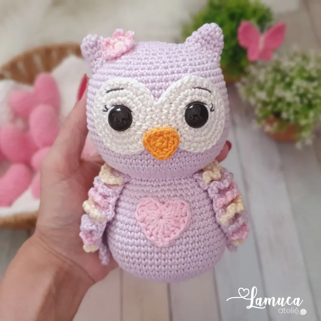 coruja amigurumi colorida