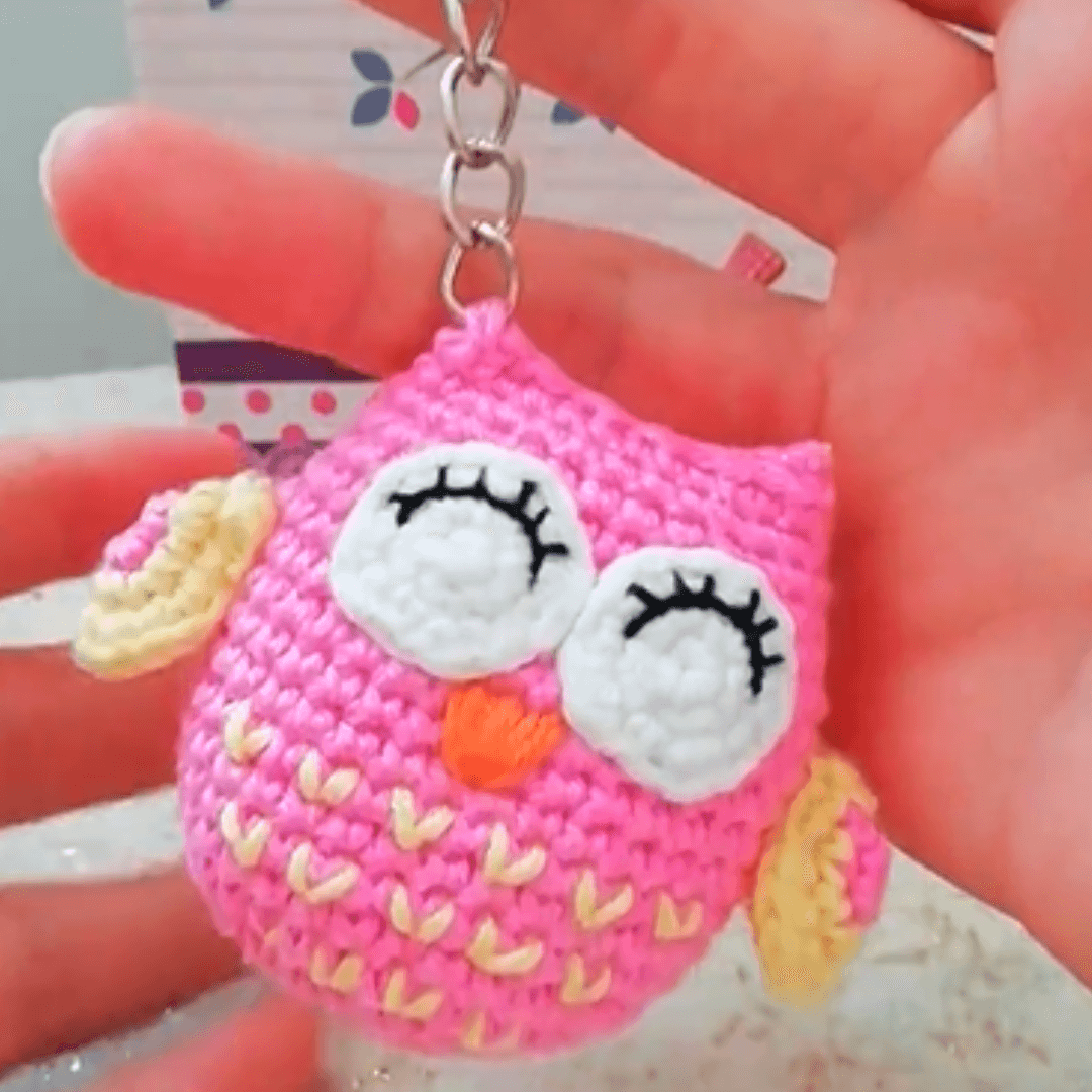 coruja amigurumi pequena