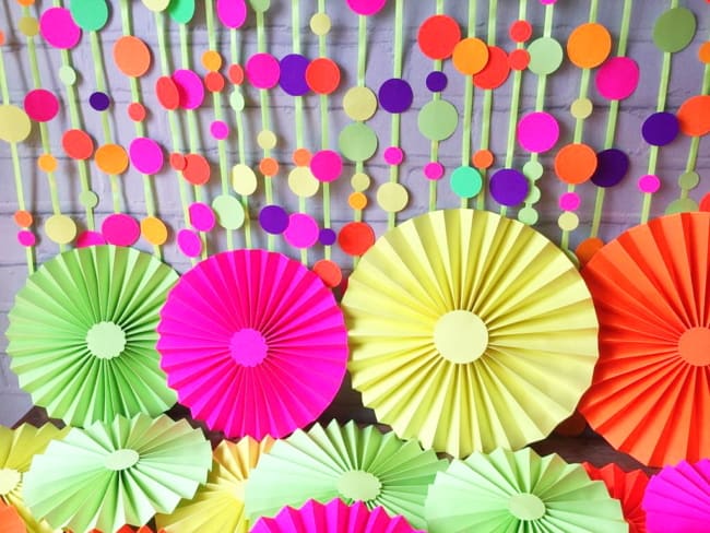 como fazer cortina de papel crepom