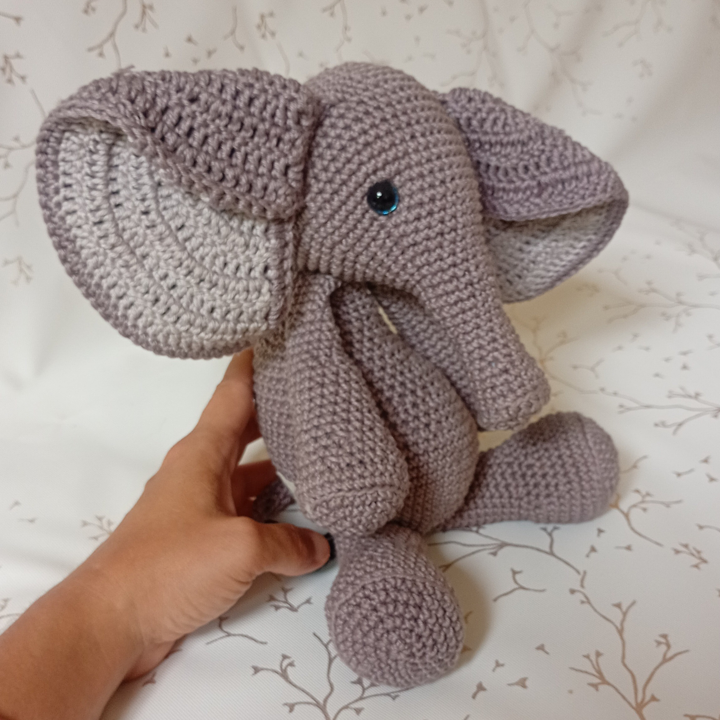 elefante amigurumi cinza
