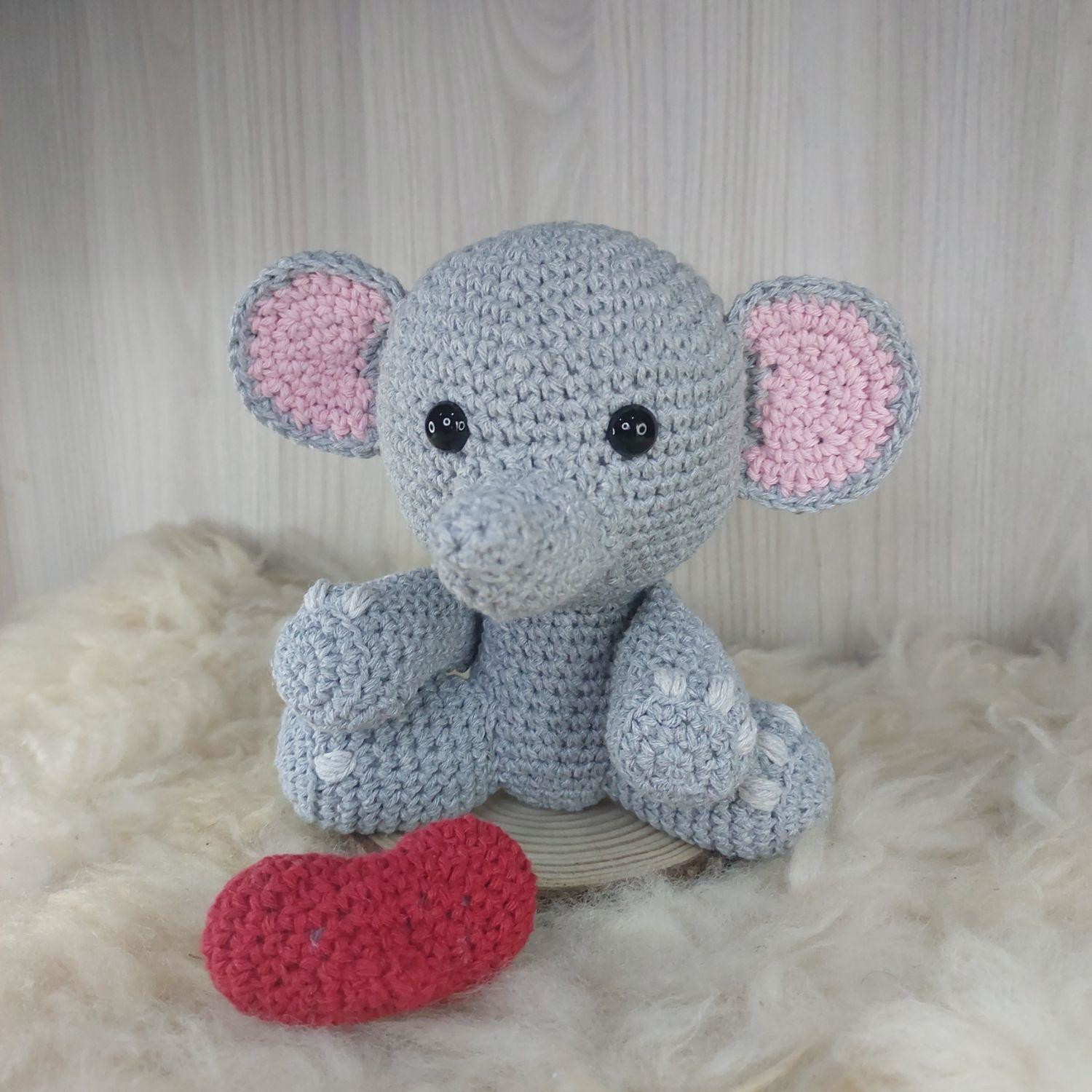 elefante amigurumi cinza