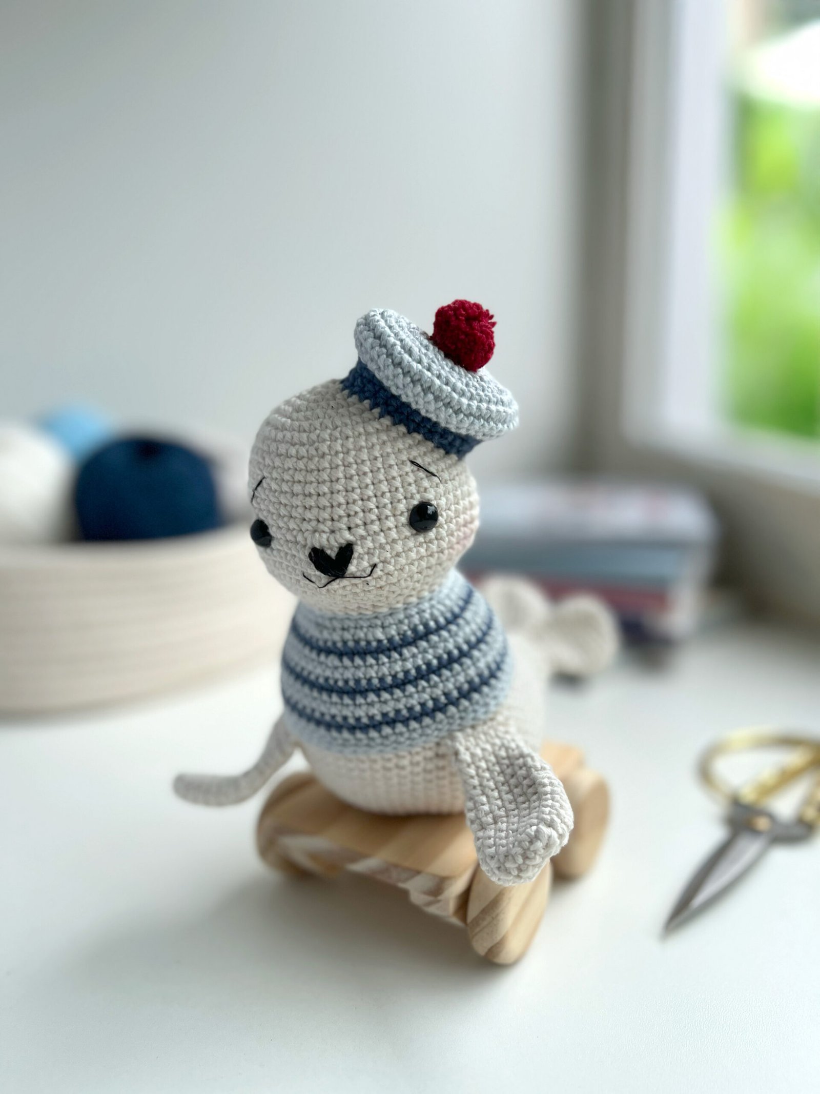 foca amigurumi cinza