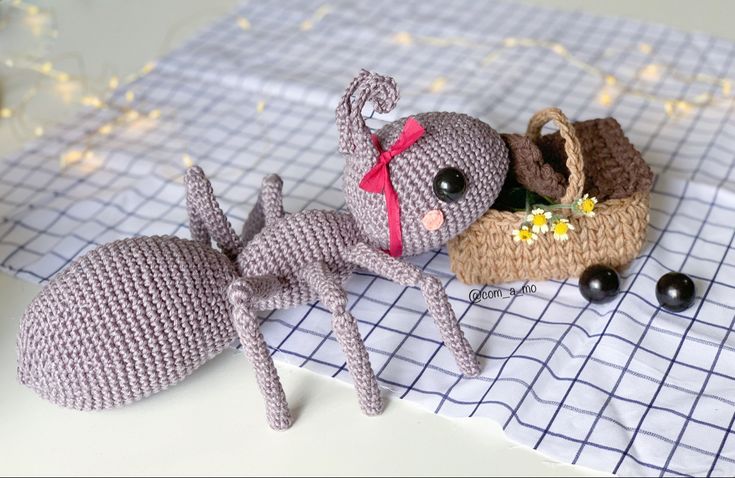chaveiro formiga amigurumi