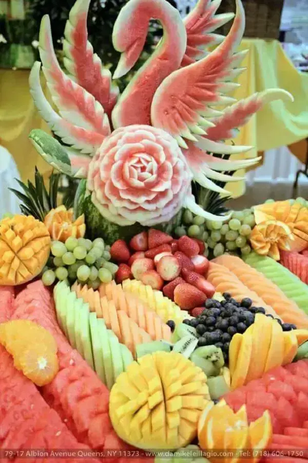 como montar mesa de frutas para aniversário