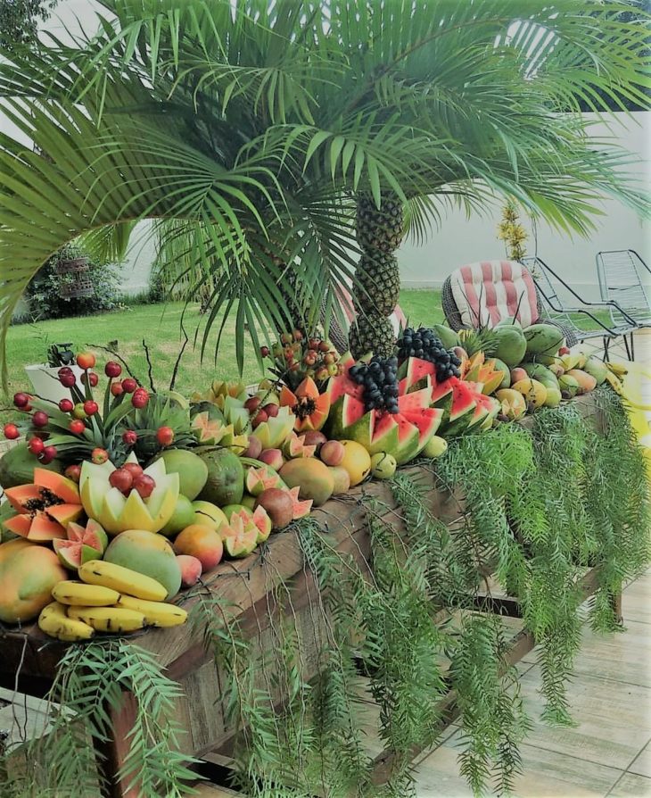mesa de frutas colorida