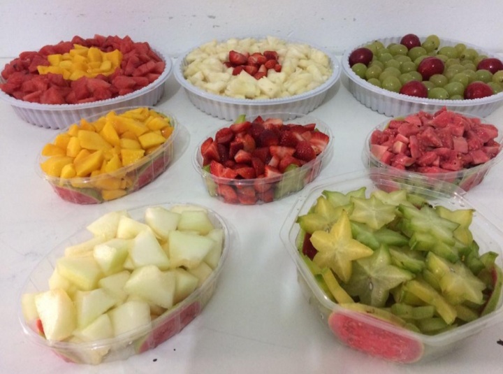 frutas em espetinho para festa