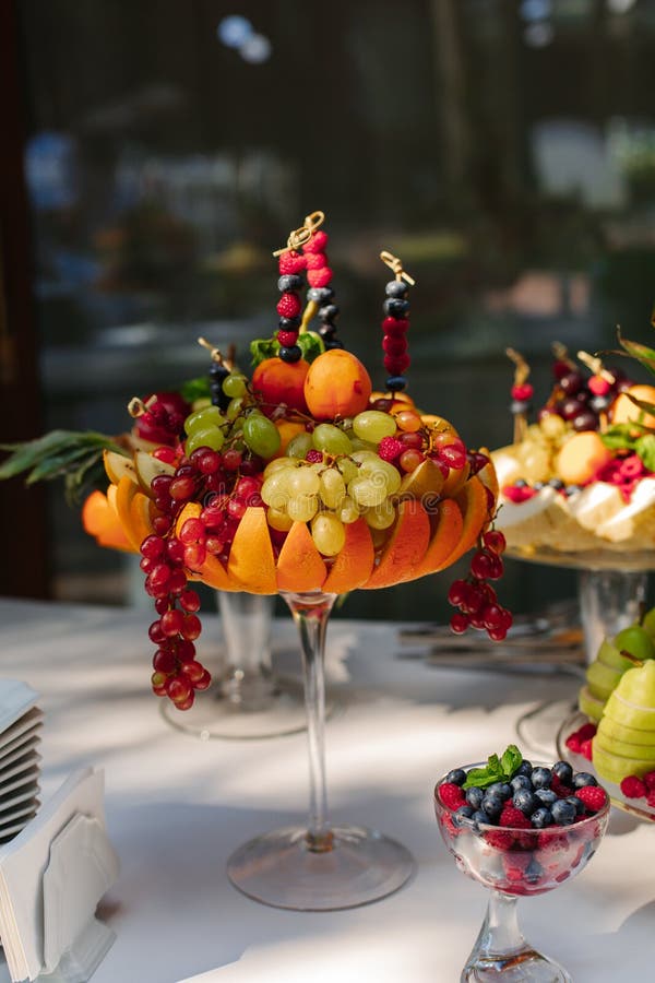 servir frutas em festa infantil